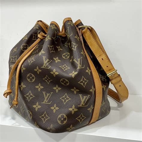 zaino louis vuitton donna nero|borse louis vuitton secchiello.